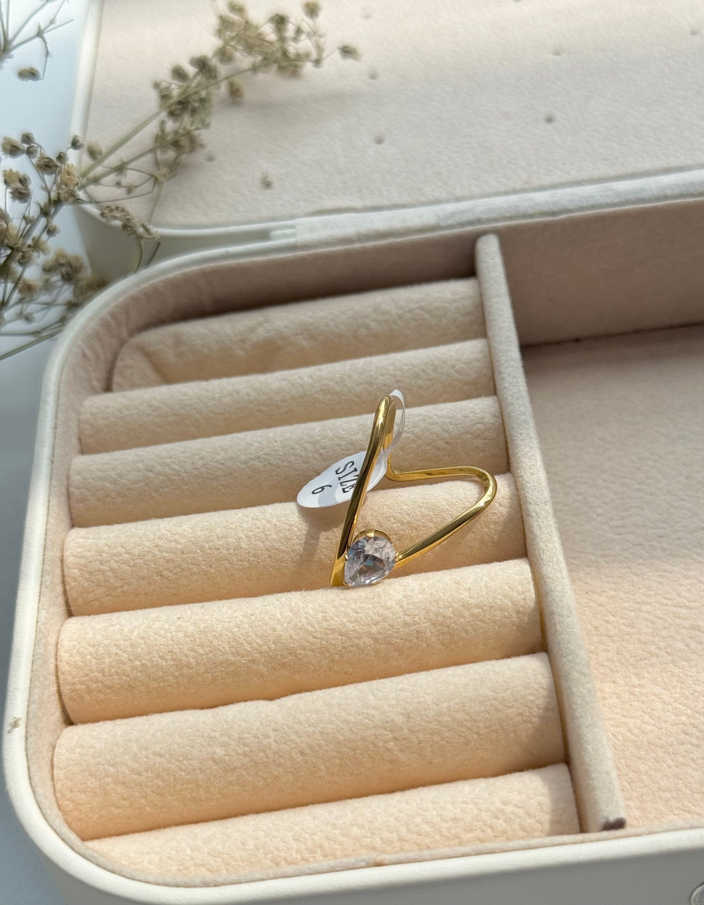 Diamond V ring