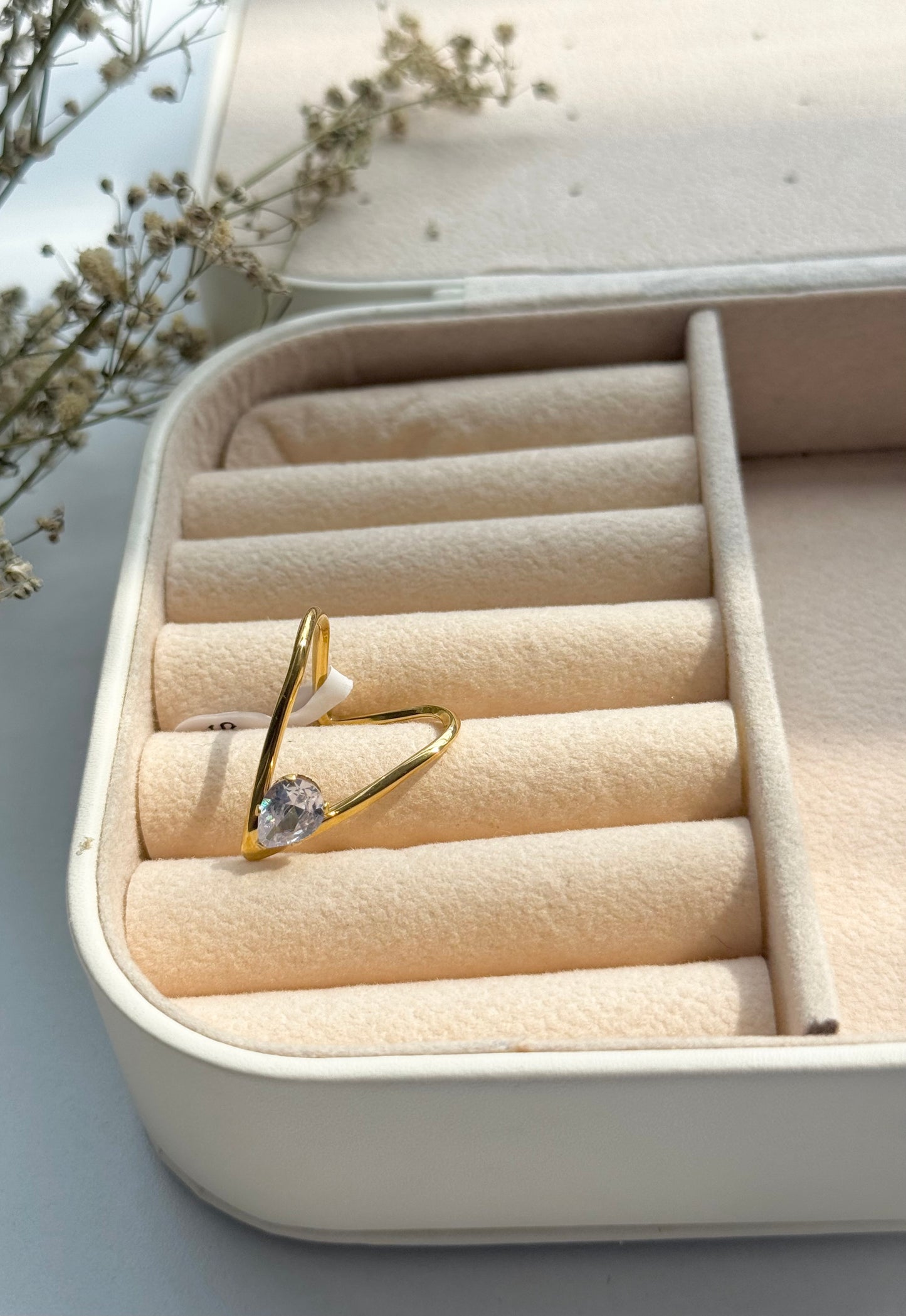 Diamond V ring