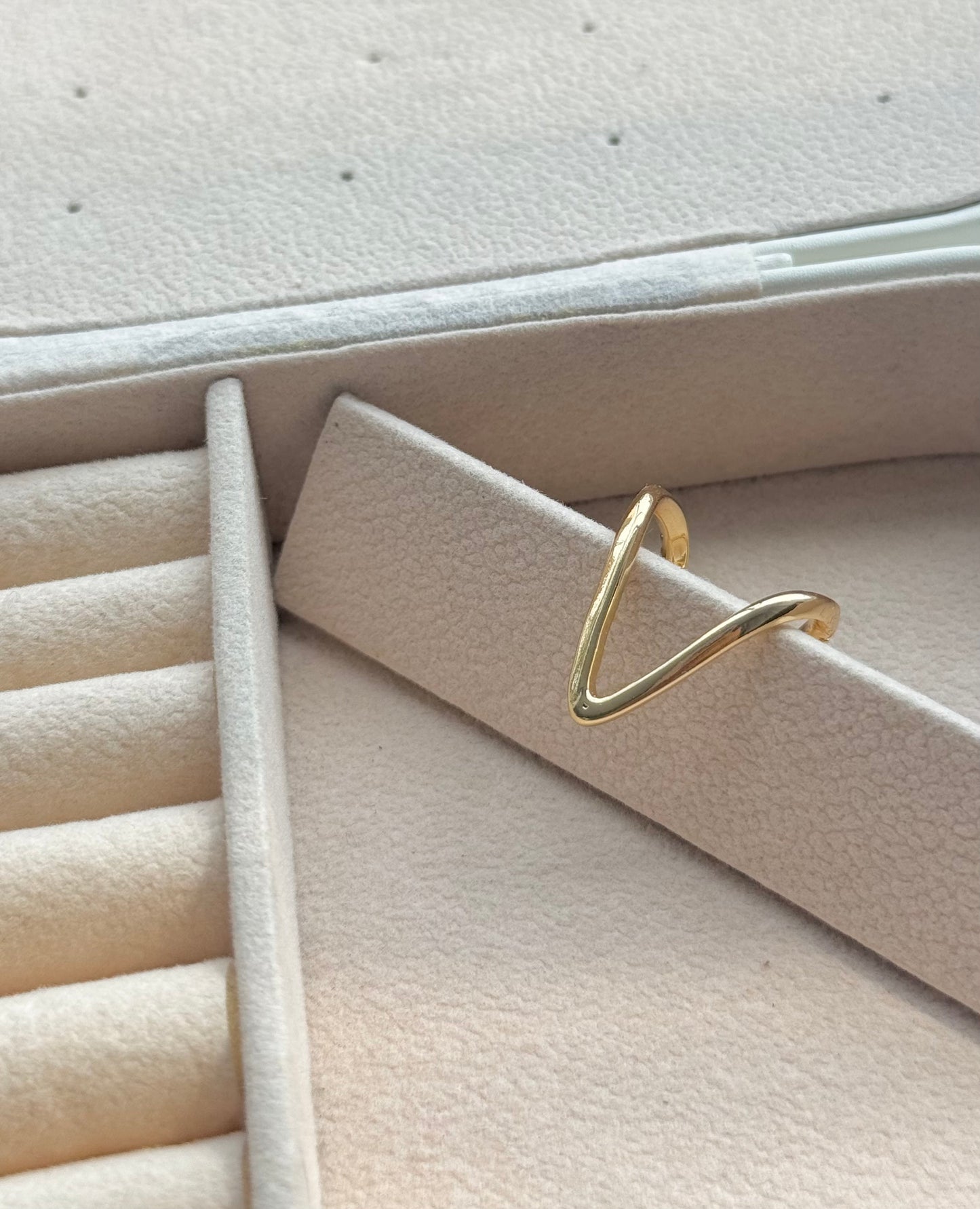 Studded V ring