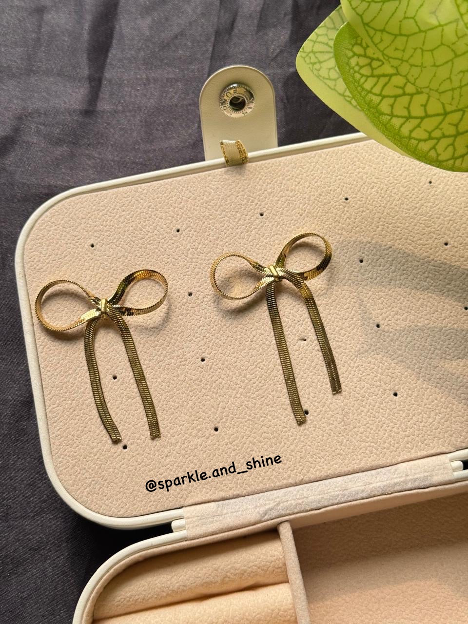 Bow dangling earrings